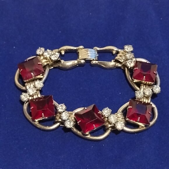 🎬Vintage Red Glass Square Cut Gold Tone Link Bracelet - Picture 1 of 13